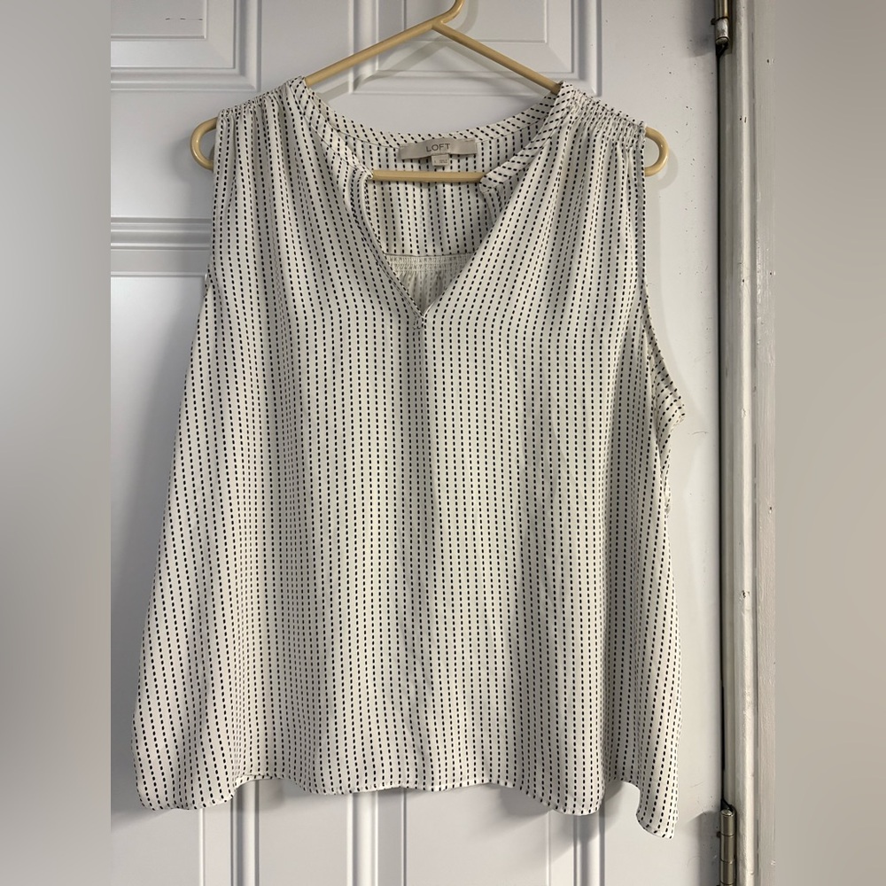 LOFT Black and White Sleeveless Blouse✨